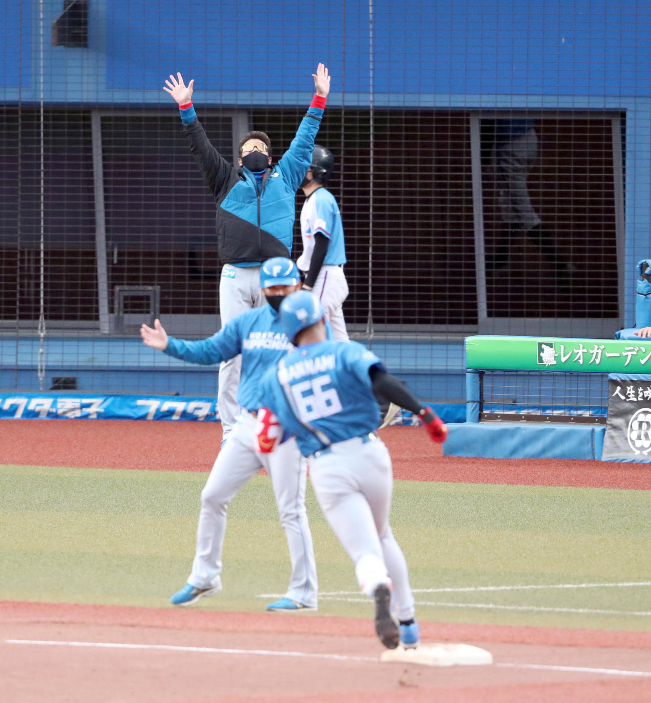 ロッテ対日本ハム　10回表日本ハム無死、万波（手前）の先制となる右越え本塁打で飛び跳ねて喜ぶ新庄監督（撮影・佐藤翔太）
