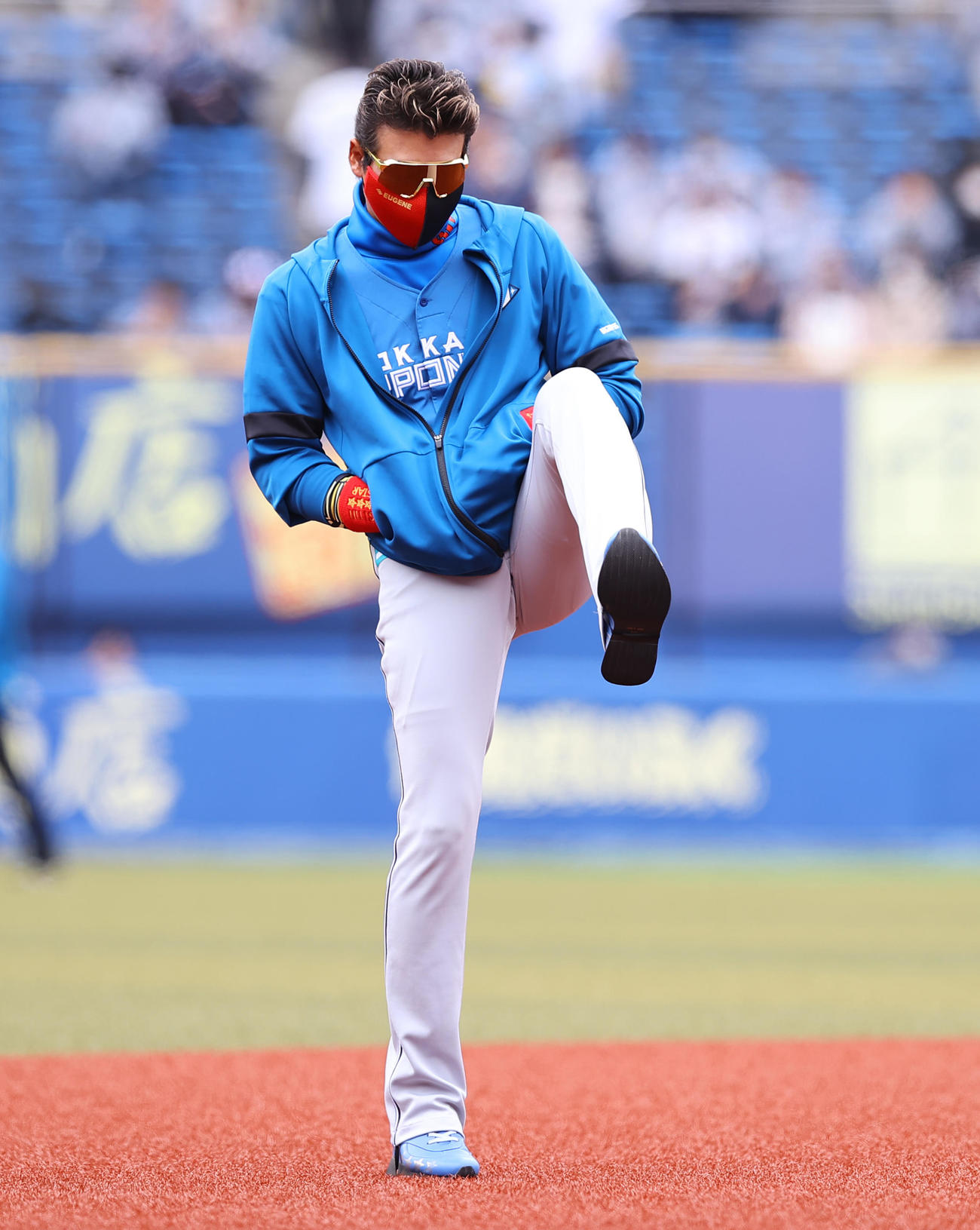 ロッテ対日本ハム　試合前、ロッテ先発の佐々木朗希のように足を上げる日本ハム新庄監督（撮影・垰建太）