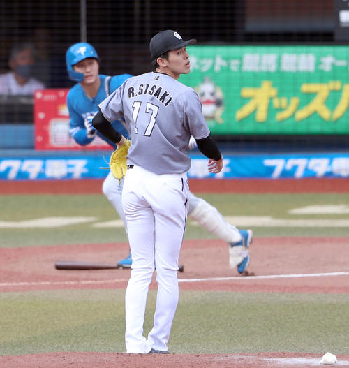 ロッテ対日本ハム 3回表日本ハム2死、浅間を左飛に仕留める佐々木朗(撮影・佐藤翔太)