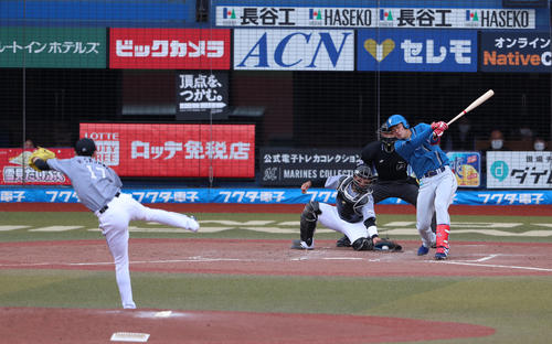 ロッテ対日本ハム 5回表日本ハム2死、野村は三振に終わる。投手は佐々木朗(撮影・佐藤翔太)