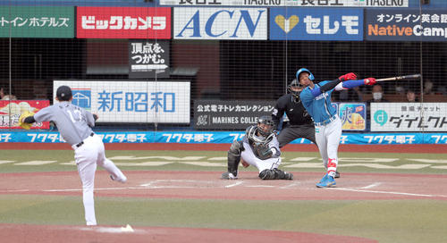 ロッテ対日本ハム 7回表日本ハム1死、万波は三振に終わる。投手は佐々木朗(撮影・佐藤翔太)