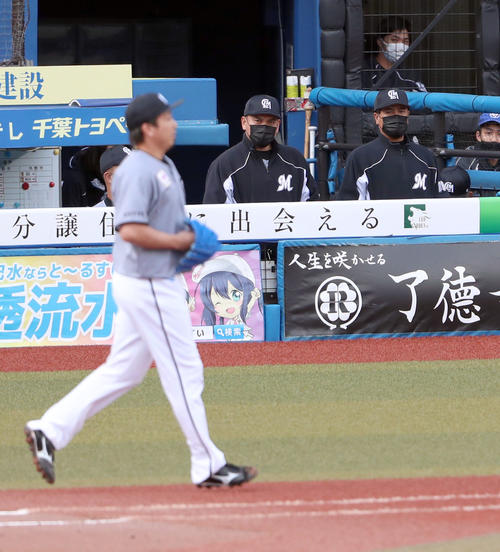 ロッテ対日本ハム ロッテ佐々木朗に代わり益田(左手前)を送り出す井口監督(撮影・佐藤翔太)
