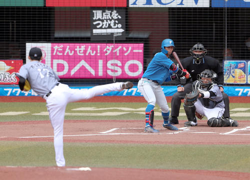 ロッテ対日本ハム 1回表日本ハム1死、細川は三振に終わる。投手は佐々木朗(撮影・佐藤翔太)