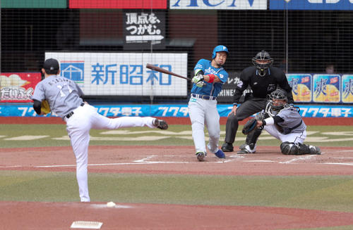 ロッテ対日本ハム 2回表日本ハム1死、近藤は三振に終わる。投手は佐々木朗(撮影・佐藤翔太)