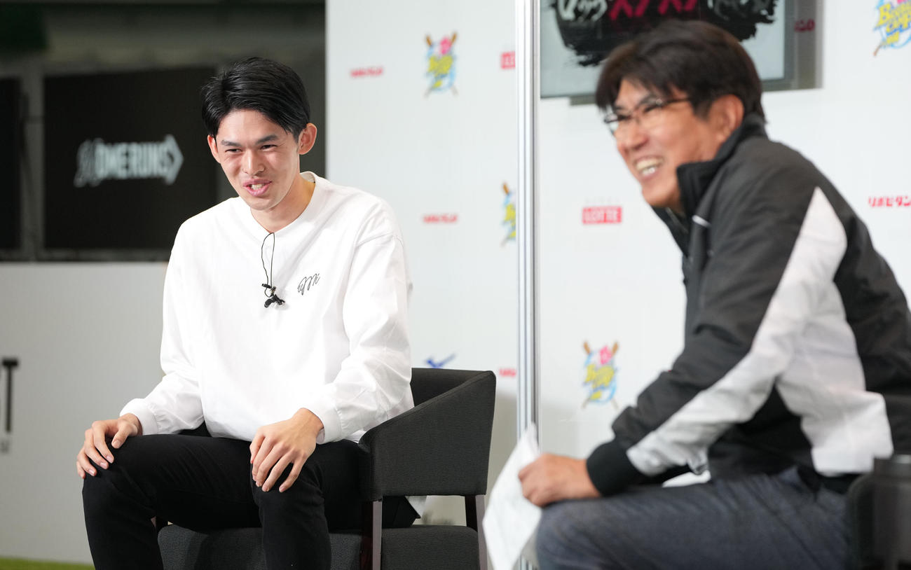 石橋貴明（右）との対談で笑顔を見せるロッテ佐々木朗（2021年12月4日）