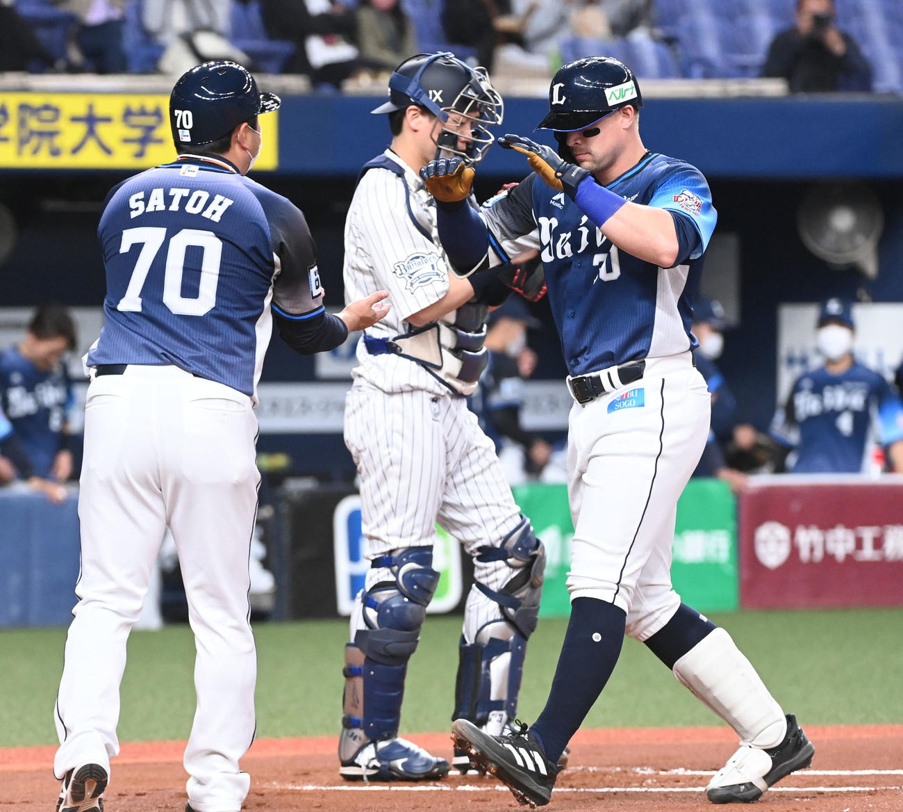 オリックス対西武　1回表西武2死、オグレディ（右）は右越え先制本塁打を放ち佐藤コーチの出迎えを受ける（撮影・前岡正明）