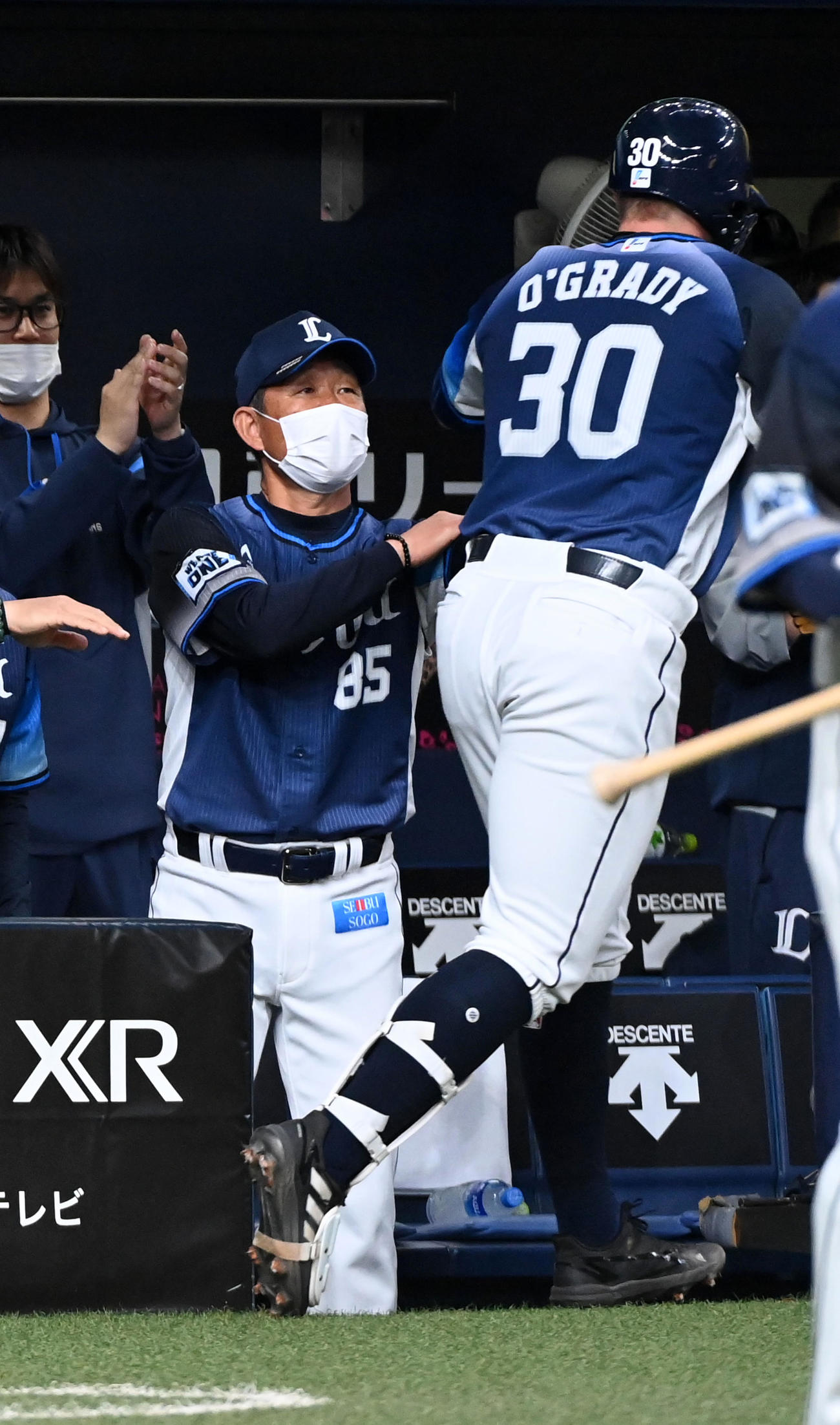 オリックス対西武　1回表西武2死、右越え先制本塁打を放ったオグレディ（右）を迎える辻監督（撮影・前岡正明）