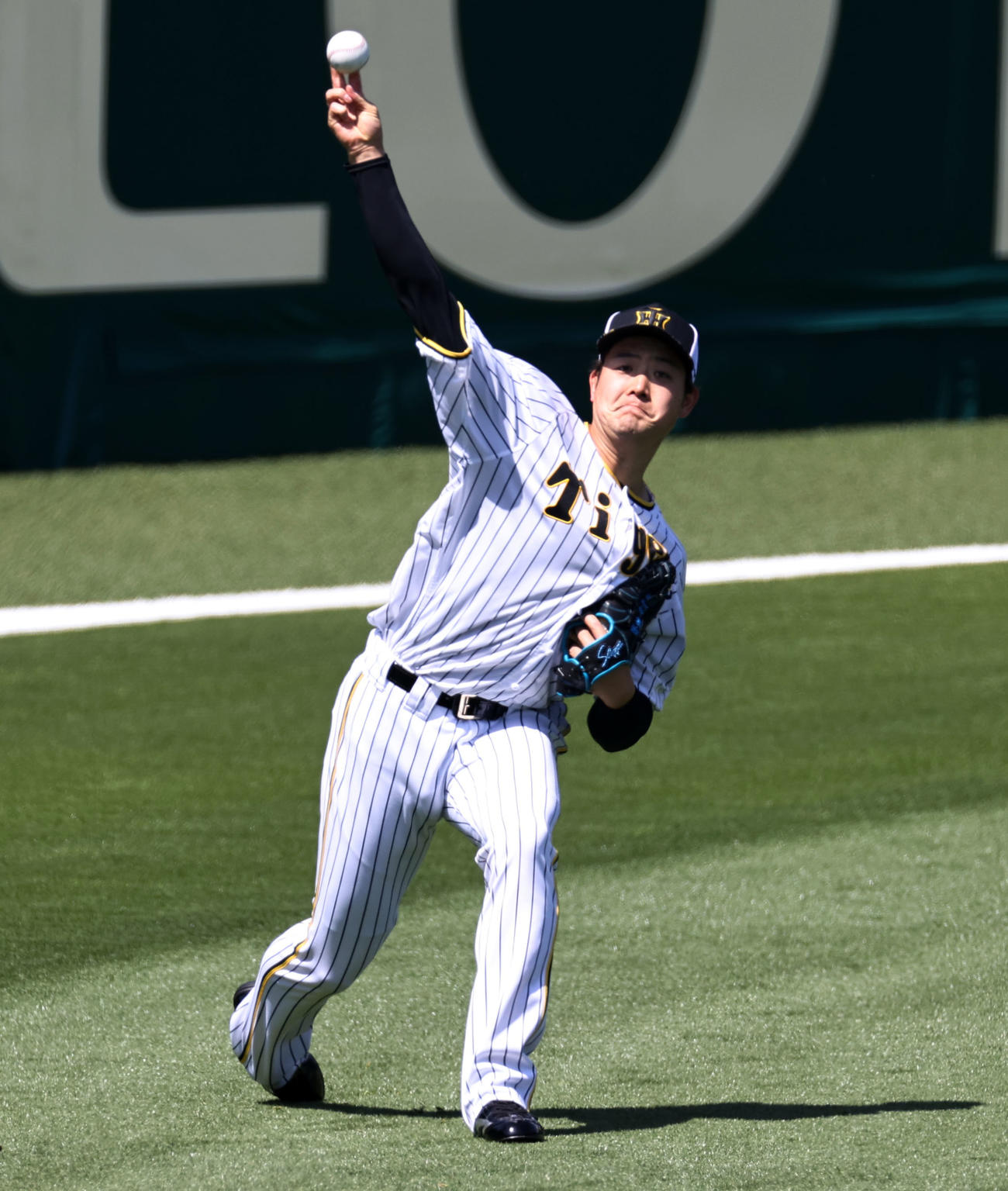 阪神対巨人　キャッチボールする斎藤友貴哉（撮影・加藤哉）