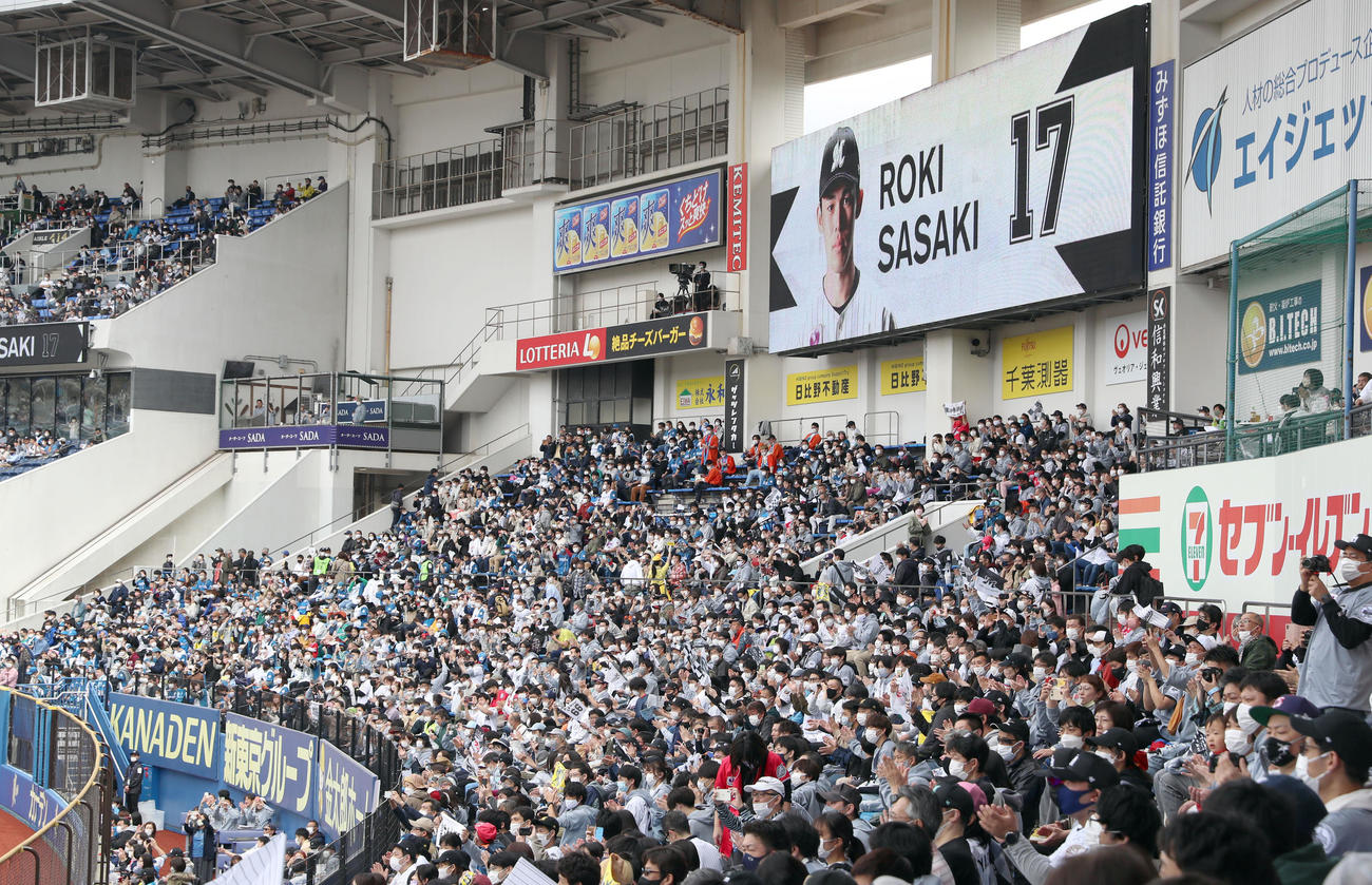 ロッテ対日本ハム　試合前、大型ビジョンに紹介されるロッテ先発の佐々木朗（撮影・佐藤翔太）