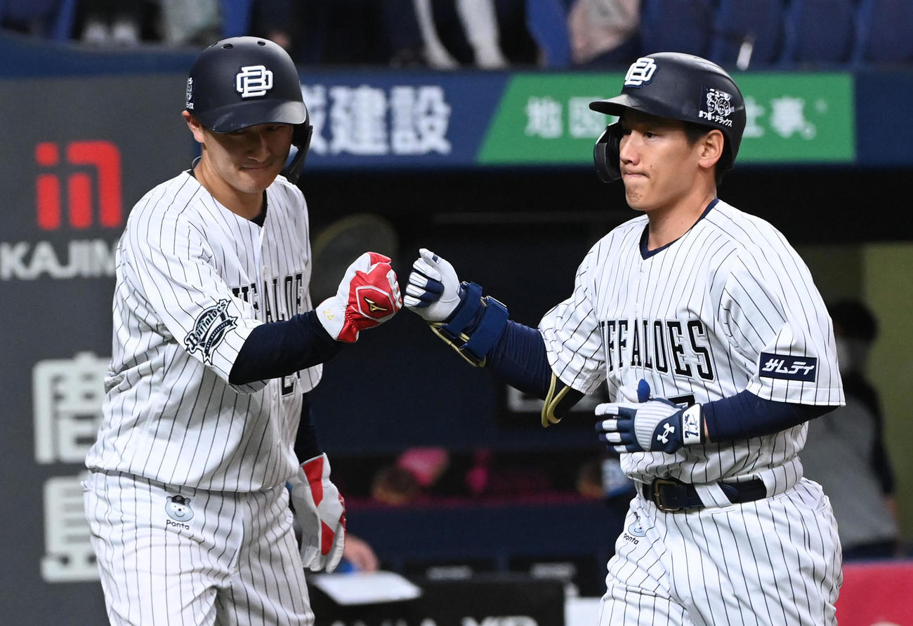 オリックス対西武　4回裏オリックス無死一塁、吉田正（右）は右中間に同点本塁打を放ち紅林とグータッチ（撮影・前岡正明）