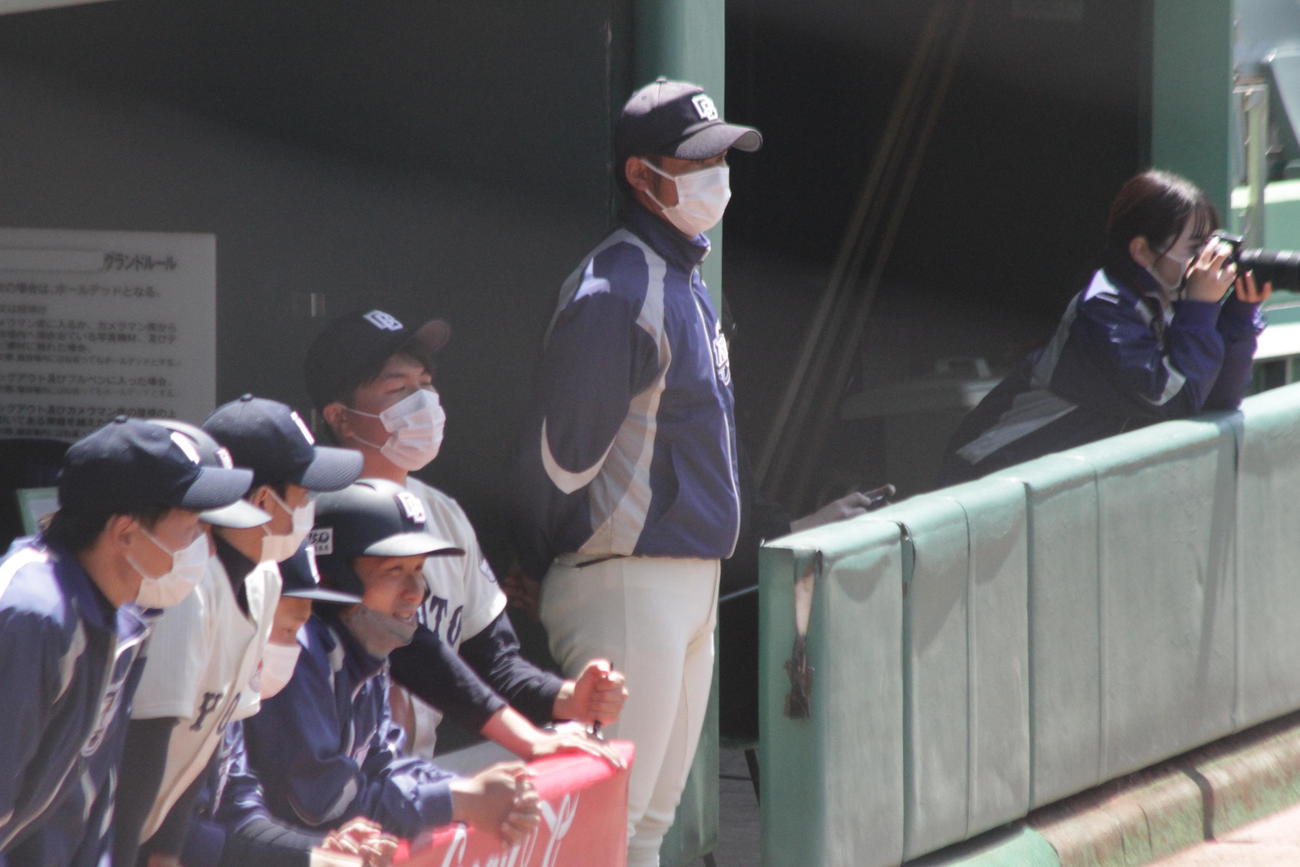 京大の近田怜王監督はベンチから戦況をチェックした