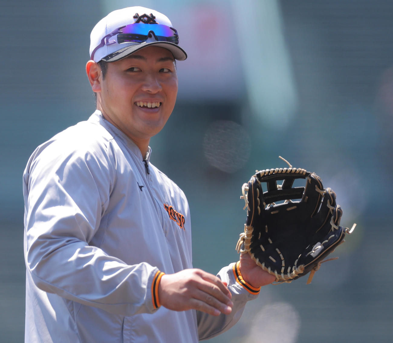 阪神対巨人　試合前、笑顔を見せる巨人岡本和（撮影・河田真司）