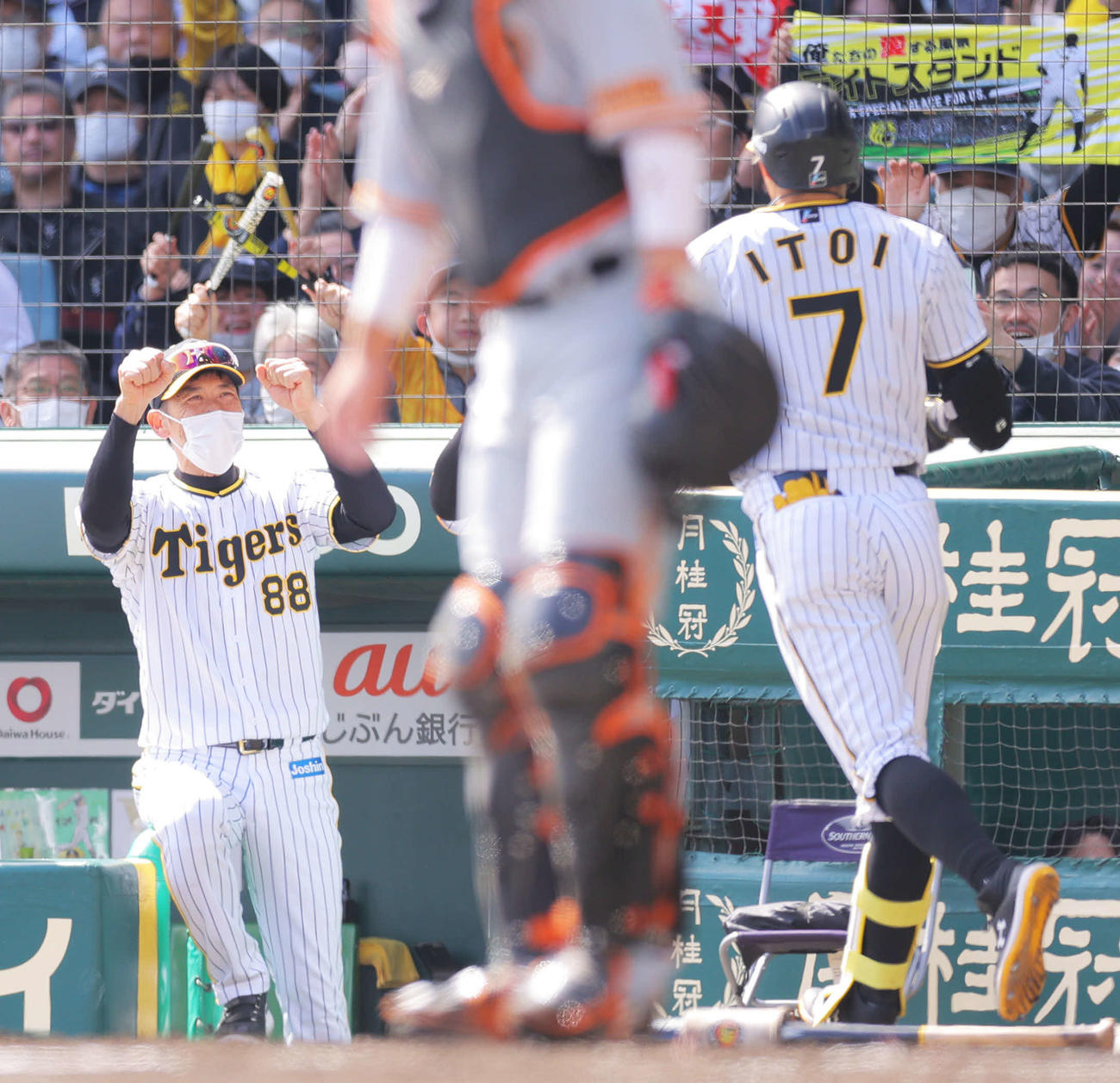 阪神対巨人　2回裏阪神1死、先制中越えソロ本塁打で生還する糸井（右）を笑顔で迎える矢野監督（撮影・河田真司）