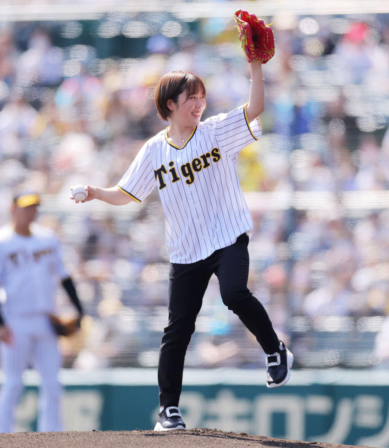 阪神対巨人　試合開始前、始球式に臨む東京五輪卓球女子団体銀メダリストの平野（撮影・河田真司）