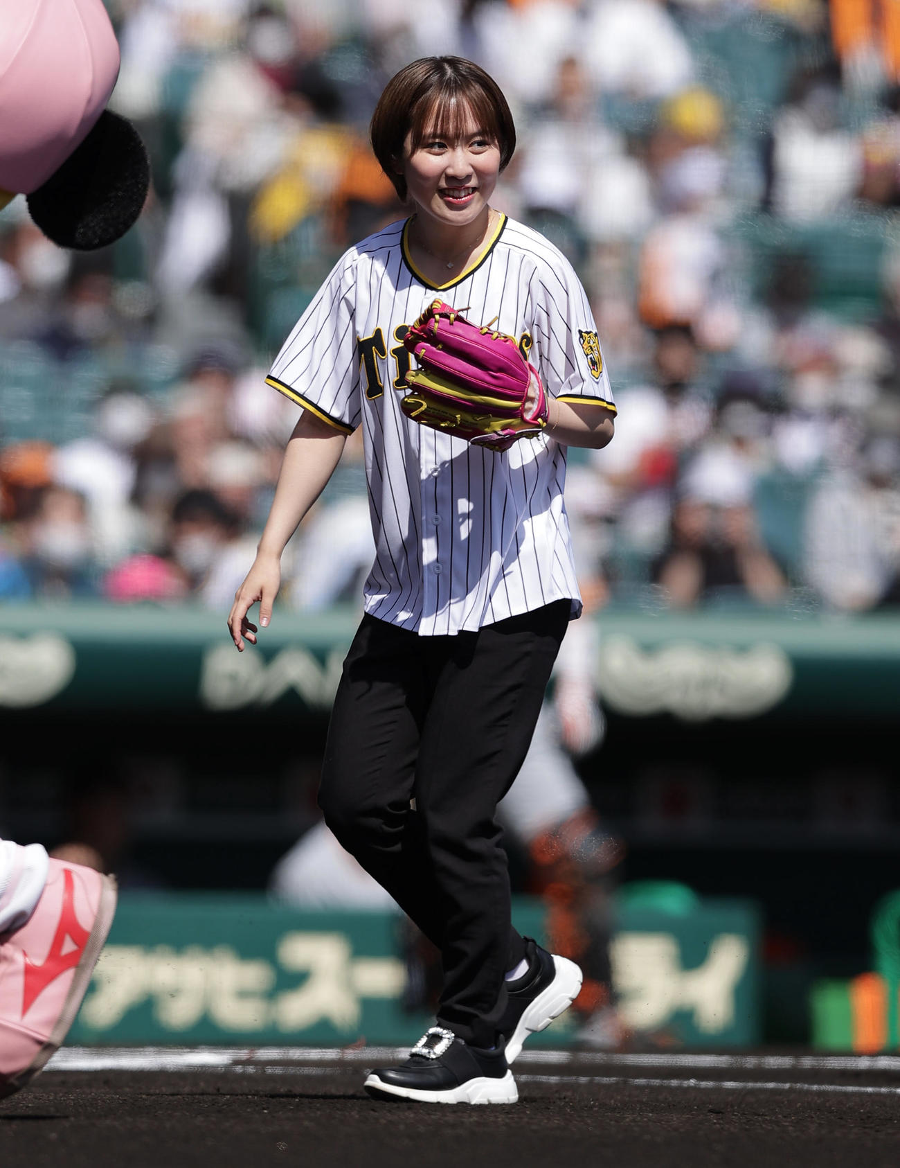 阪神対巨人　始球式を務めた平野（撮影・前田充）