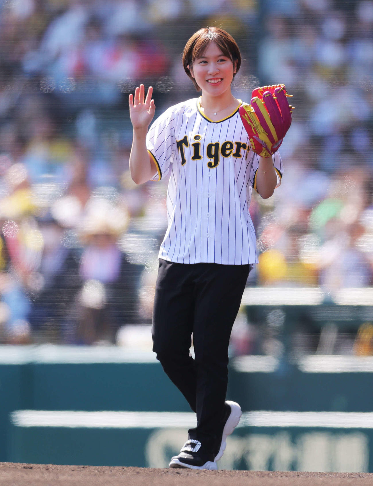 阪神対巨人　試合開始前、始球式に臨む東京五輪卓球女子団体銀メダリストの平野（撮影・河田真司）