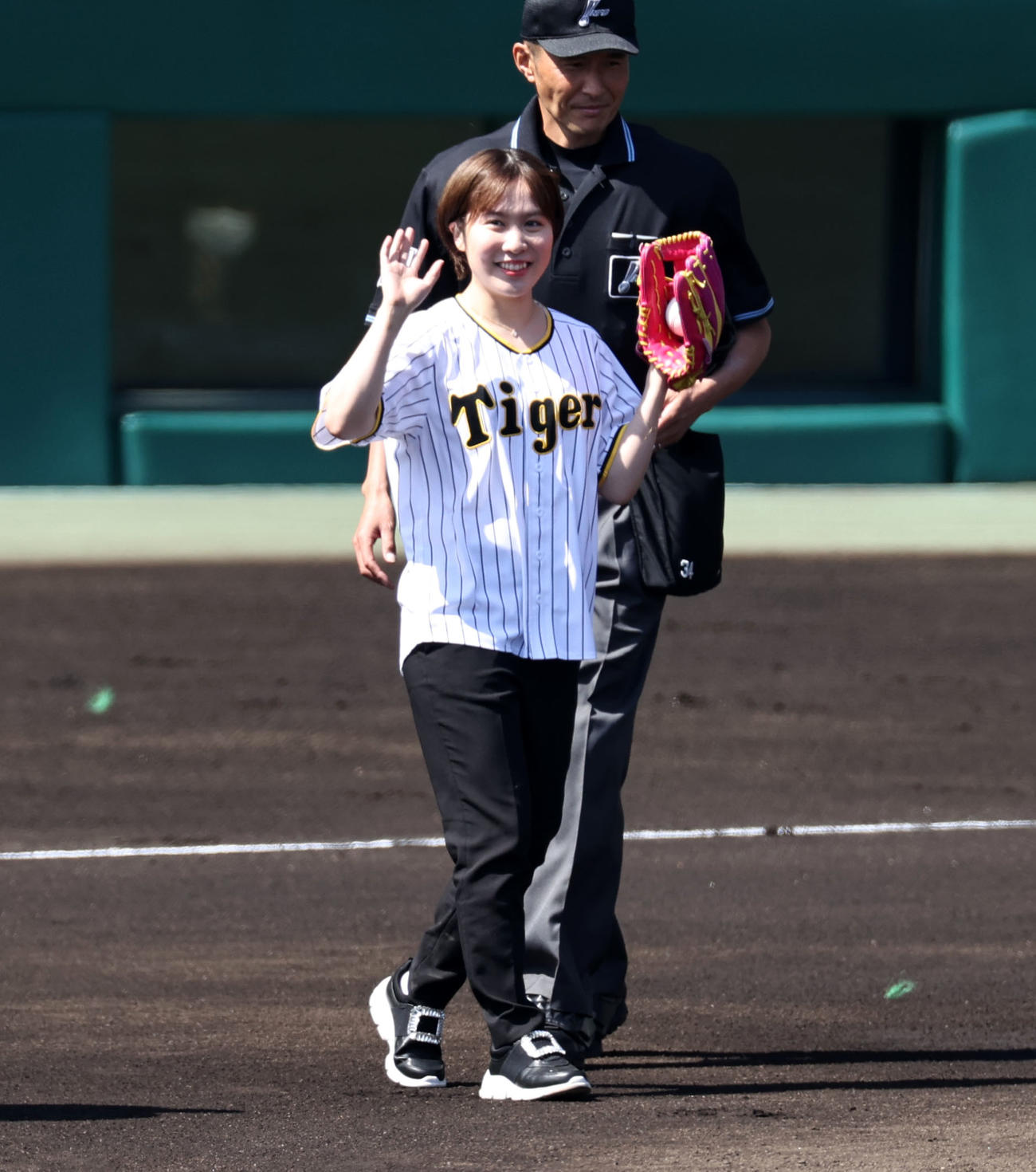 阪神対巨人　始球式を行った平野美宇（撮影・加藤哉）