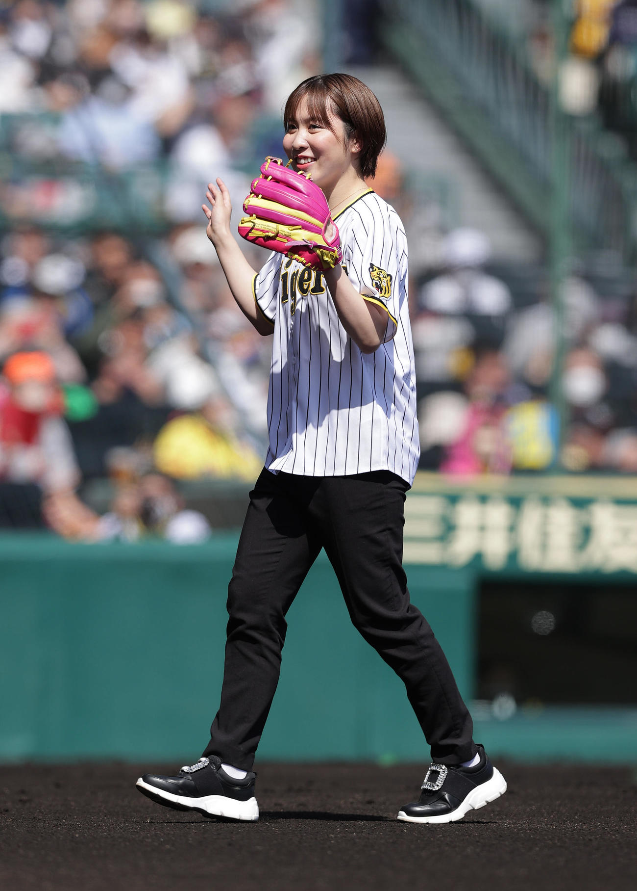 阪神対巨人　始球式を務めた平野（撮影・前田充）