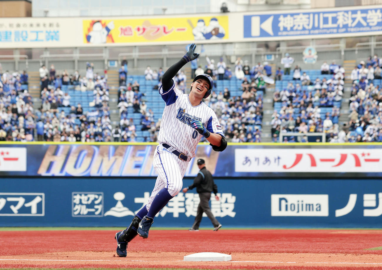 DeNA対ヤクルト　3回裏DeNA2死、左越え先制本塁打を放ち、笑顔で三塁を回る大田（撮影・野上伸悟）