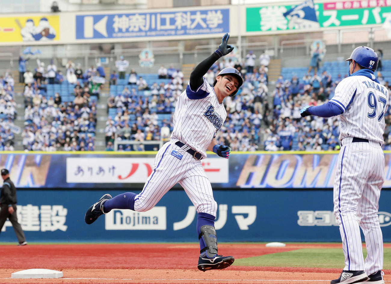 DeNA対ヤクルト　3回裏DeNA2死、左越え先制本塁打を放ち、大喜びで三塁を回る大田（撮影・野上伸悟）
