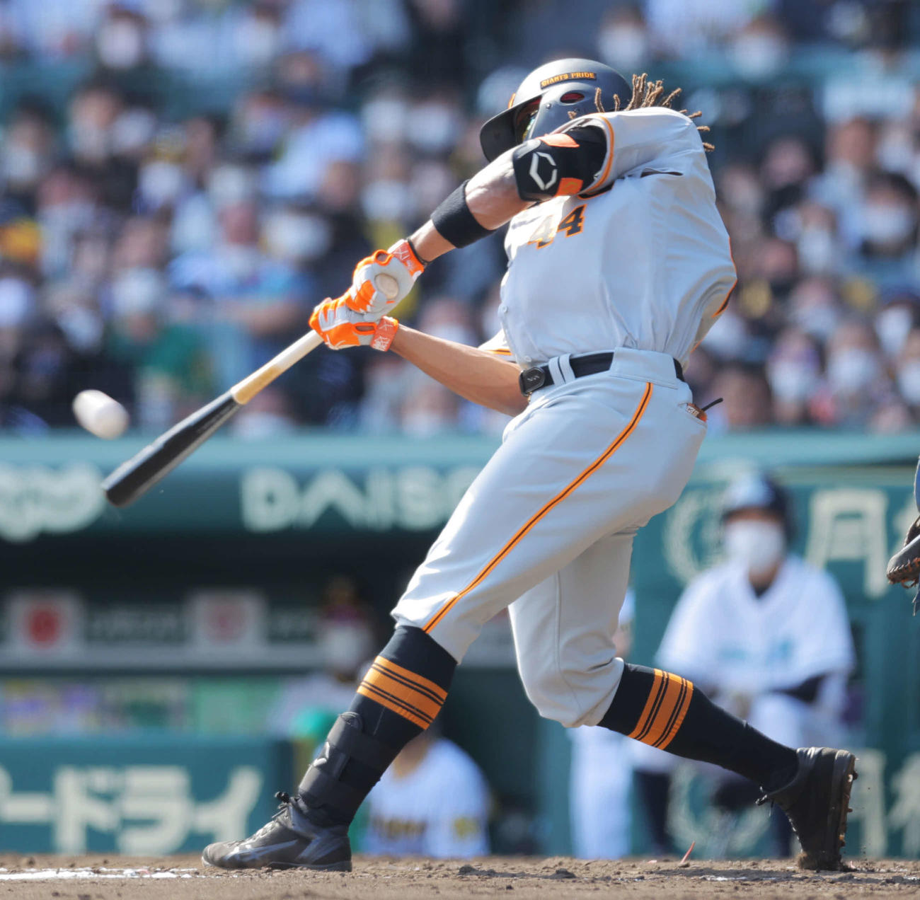 阪神対巨人　4回表巨人2死一、二塁、左中間に来日初の逆転3点本塁打を放つウォーカー（撮影・河田真司）