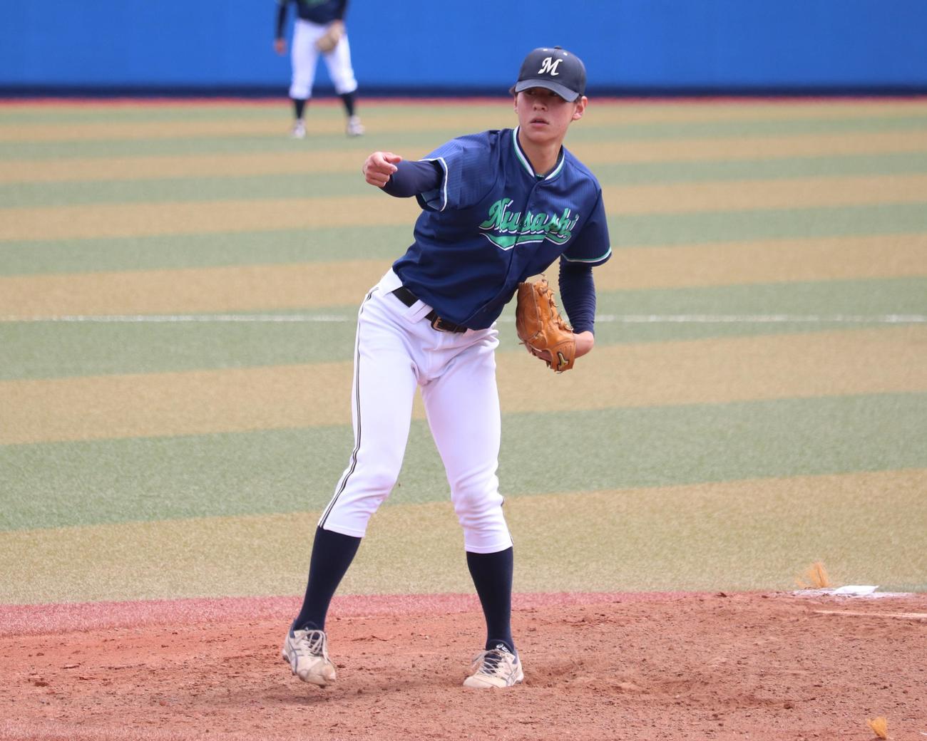武蔵大対帝京大　力投する武蔵大先発の松崎公亮投手（撮影・阿部泰斉）