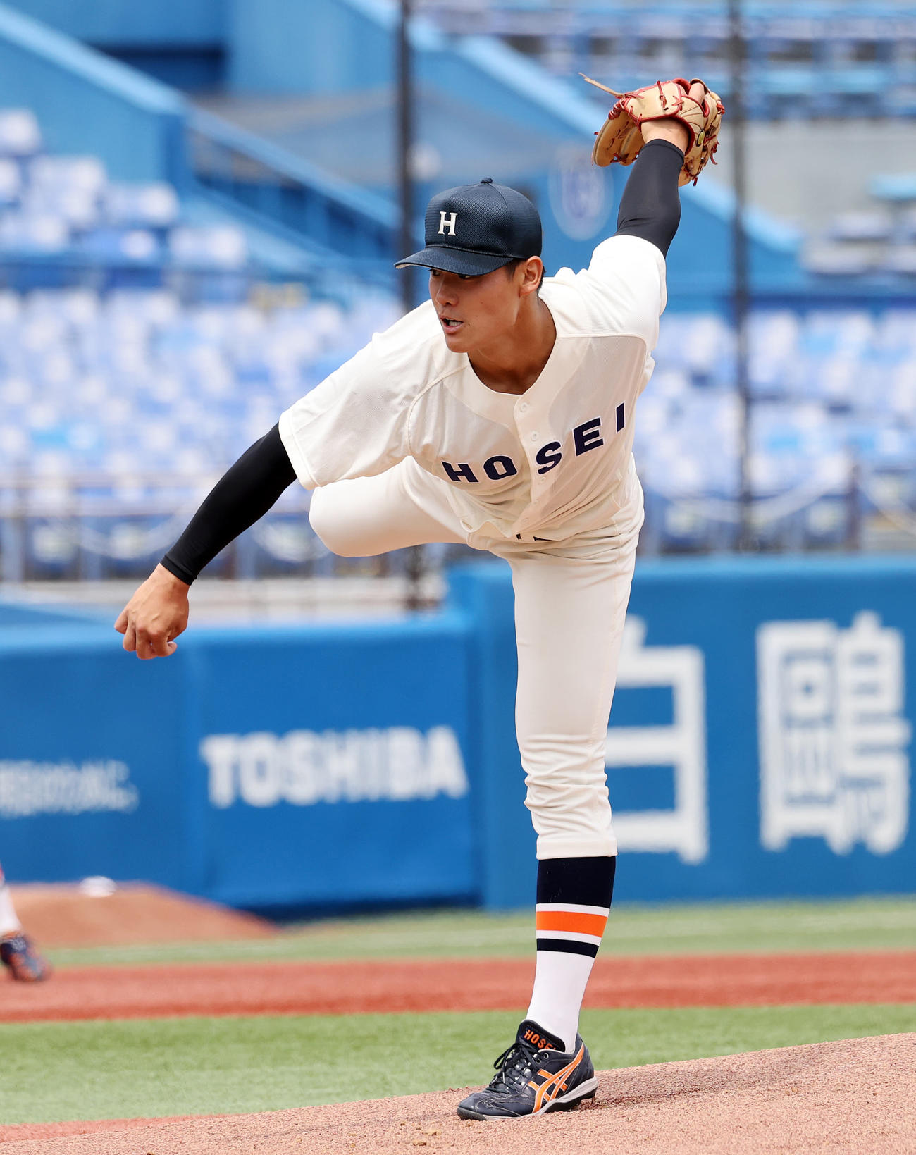 立大対法大　力投する先発の法大・扇谷（撮影・鈴木正人）