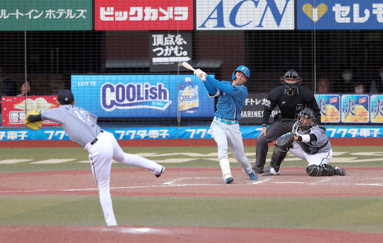 ロッテ対日本ハム　7回表日本ハム2死、石井は三振に終わる。投手は佐々木朗（撮影・佐藤翔太）
