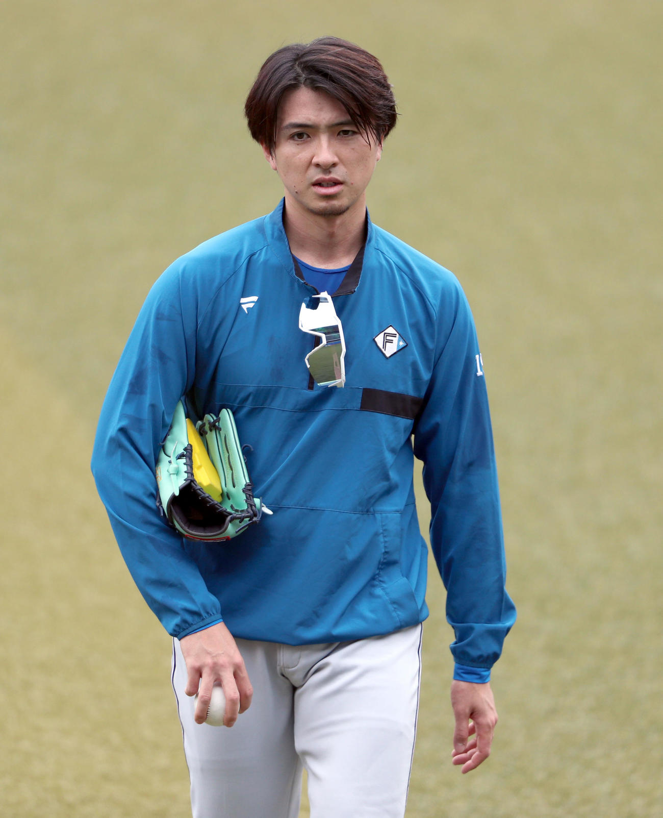 ロッテ対日本ハム　グラウンド入りする日本ハム上沢（撮影・佐藤翔太）