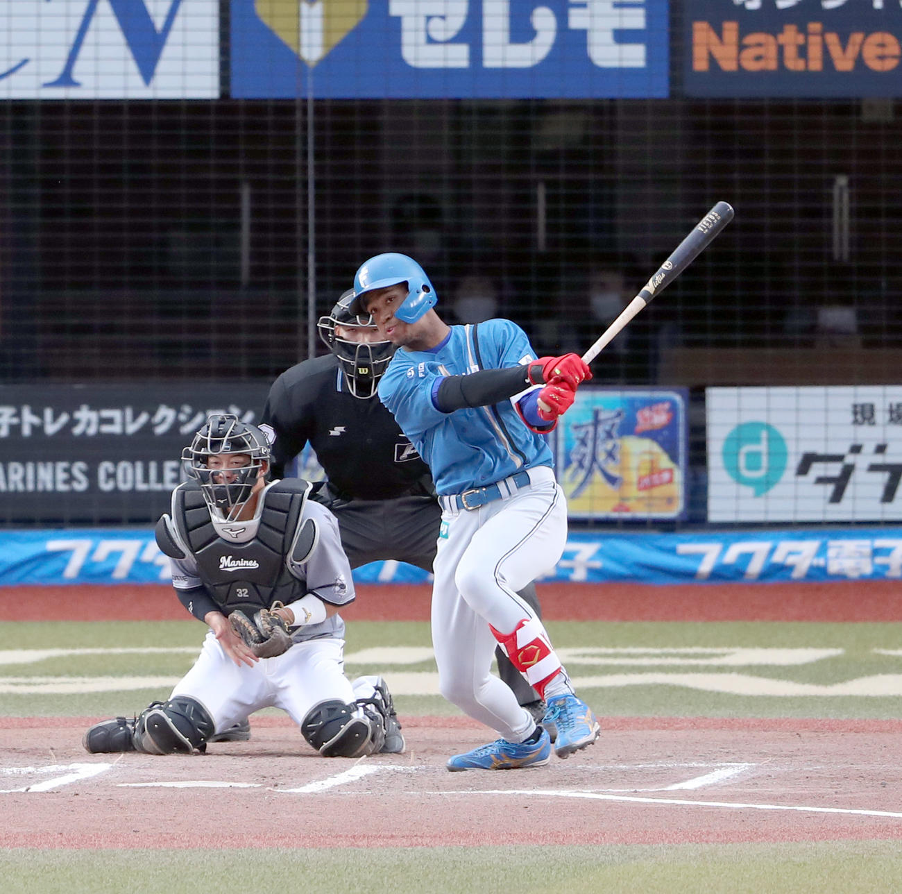 ロッテ対日本ハム　10回表日本ハム無死、万波は先制となる右越え本塁打を放つ（撮影・佐藤翔太）