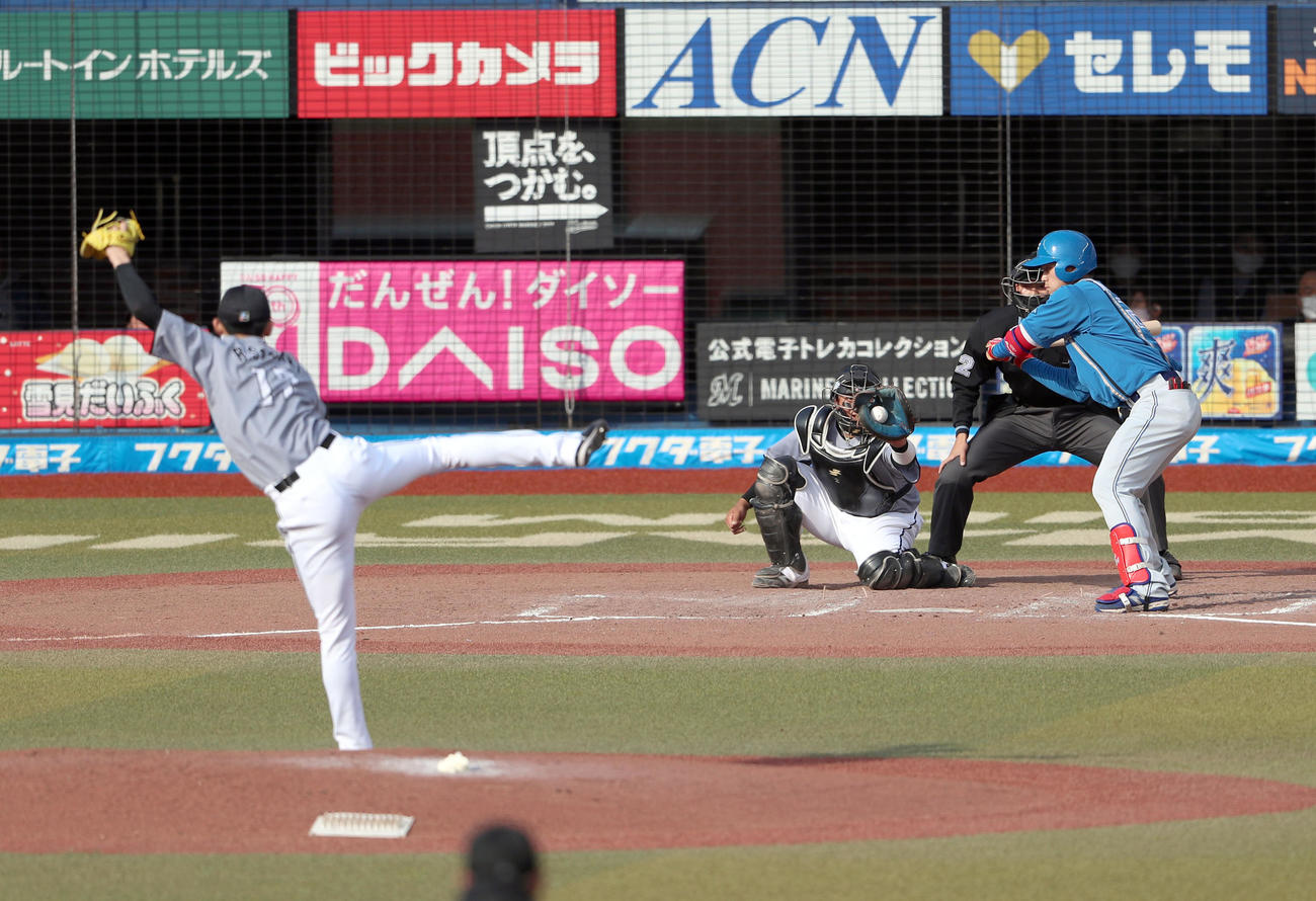 ロッテ対日本ハム　8回表日本ハム2死、野村は見逃し三振に終わる。投手は佐々木朗（撮影・佐藤翔太）