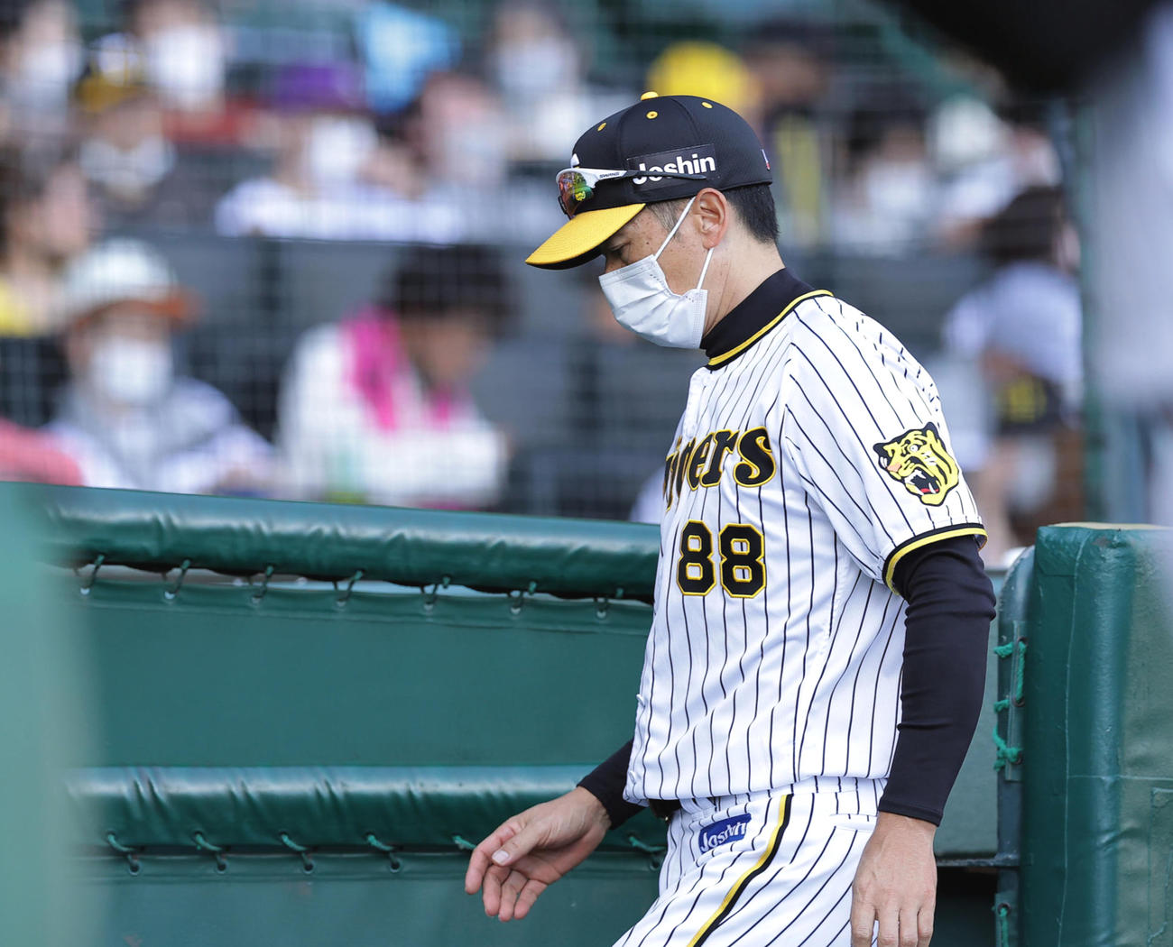 5回裏を終え、選手交代を告げてベンチへ戻る阪神矢野監督（撮影・前田充）