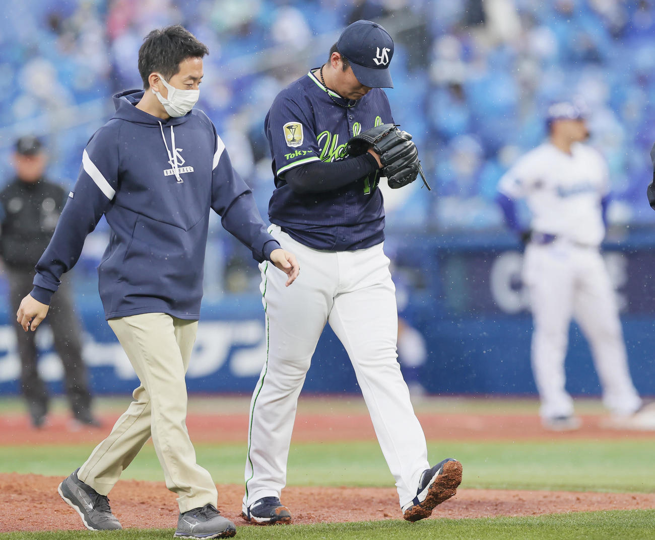 DeNA対ヤクルト　8回裏DeNA無死、ソトの打球が直撃し、降板となる清水（撮影・野上伸悟）