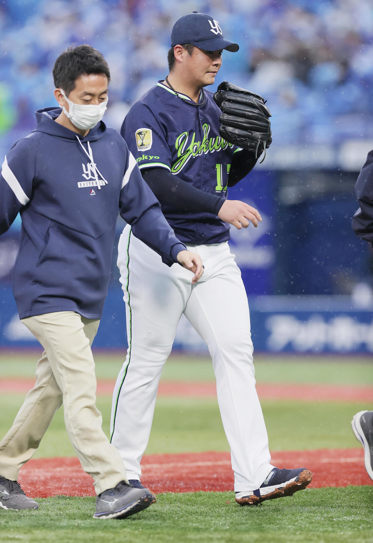 DeNA対ヤクルト　8回裏DeNA無死、ソトの打球が直撃し、降板となる清水（撮影・野上伸悟）