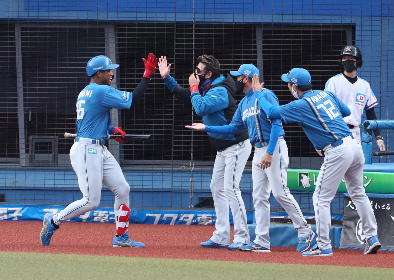 ロッテ対日本ハム　10回表日本ハム無死、万波（左）は先制となる右越え本塁打を放ち新庄監督に出迎えられる（撮影・佐藤翔太）