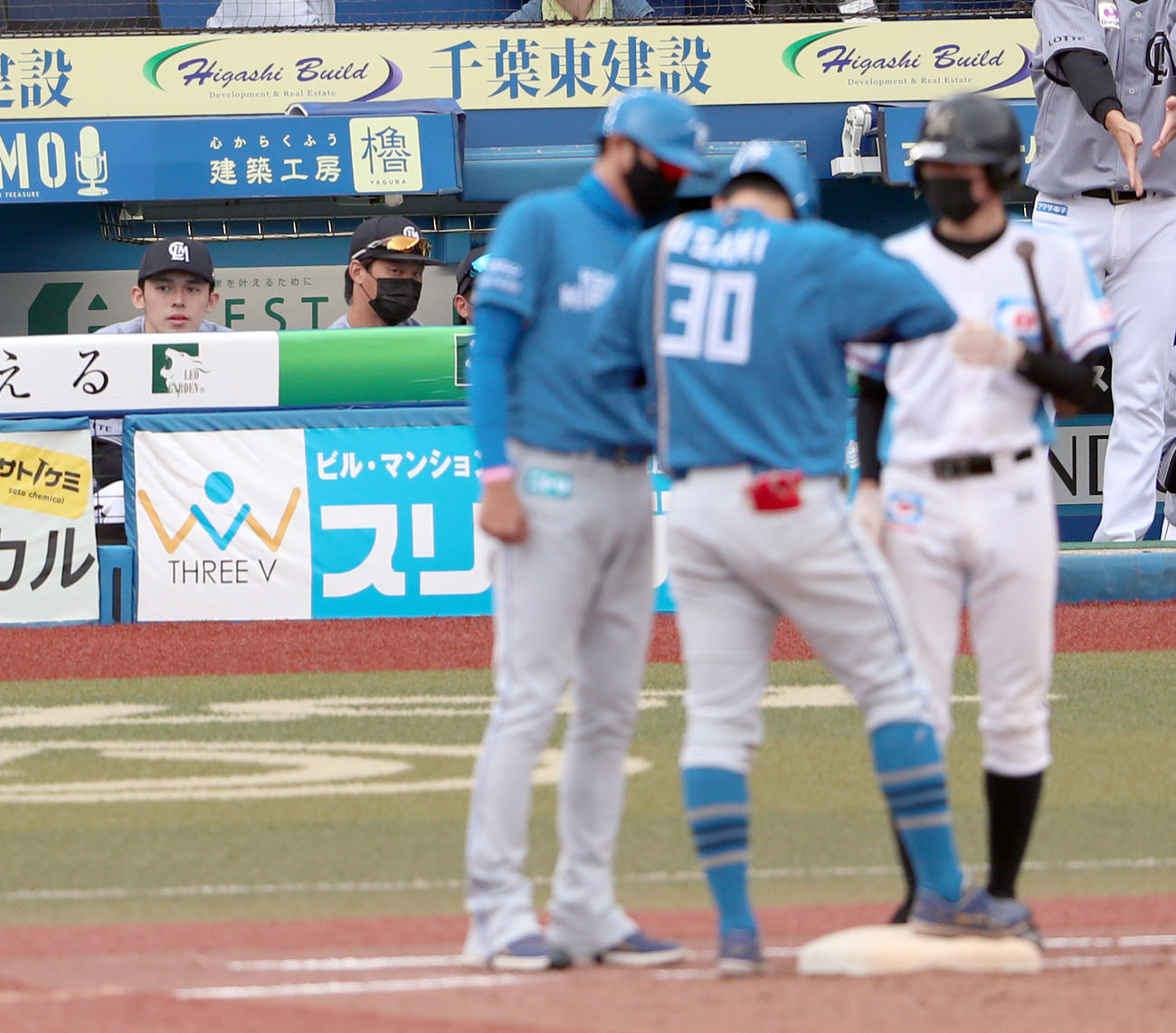 ロッテ対日本ハム　9回表日本ハム1死、宇佐見は振り逃げで出塁しスコアボードを見つめる佐々木朗（左奥）（撮影・佐藤翔太）