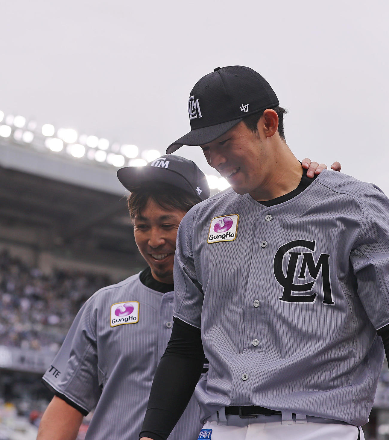 ロッテ対日本ハム　9回表日本ハムの攻撃を無失点に抑えほっとした表情のロッテ益田（左）を笑顔で出迎える佐々木朗（撮影・垰建太）