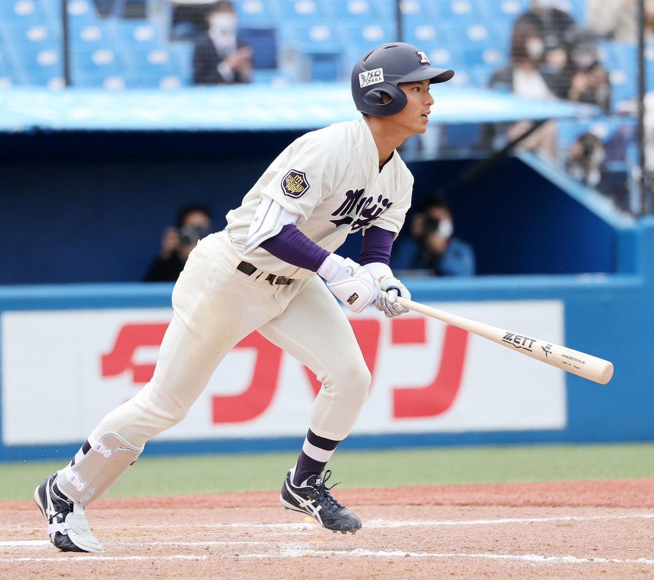 明大対東大　3回表明大2死満塁、宗山は右越え適時二塁打を放つ（撮影・鈴木正人）