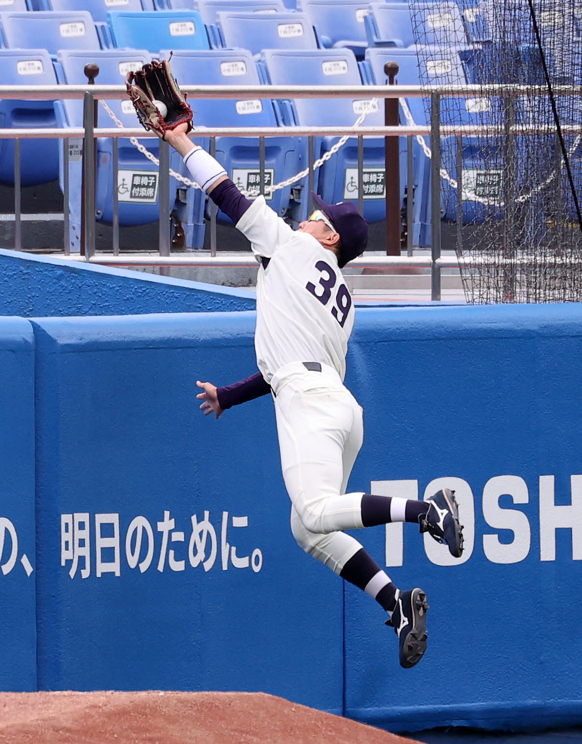 明大対東大　1回裏東大1死、中井の左邪飛を好捕する明大・西川（撮影・鈴木正人）