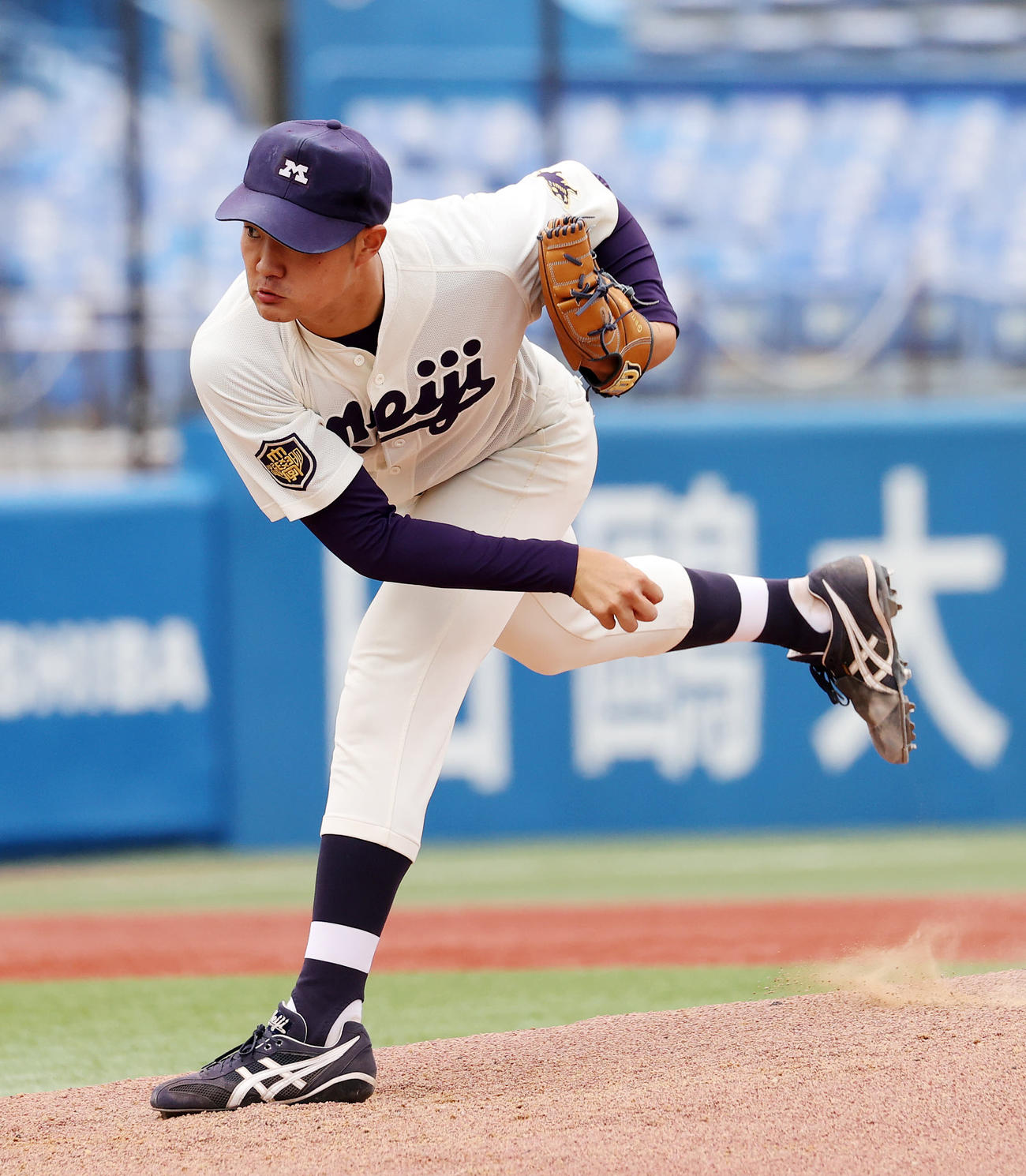 明大対東大　力投する先発の明大・村田（撮影・鈴木正人）