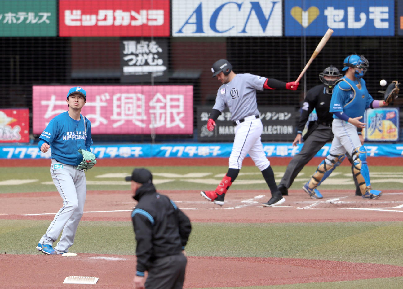 ロッテ対日本ハム　1回裏ロッテ2死一塁、レアードを三振にとる上沢（撮影・佐藤翔太）
