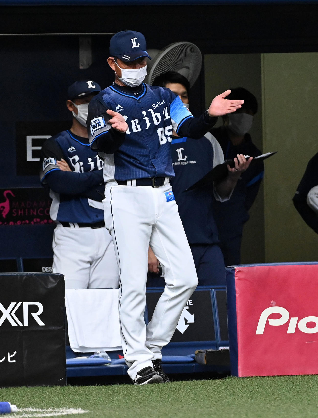 オリックス対西武　4回、リクエストする辻監督（撮影・前岡正明）