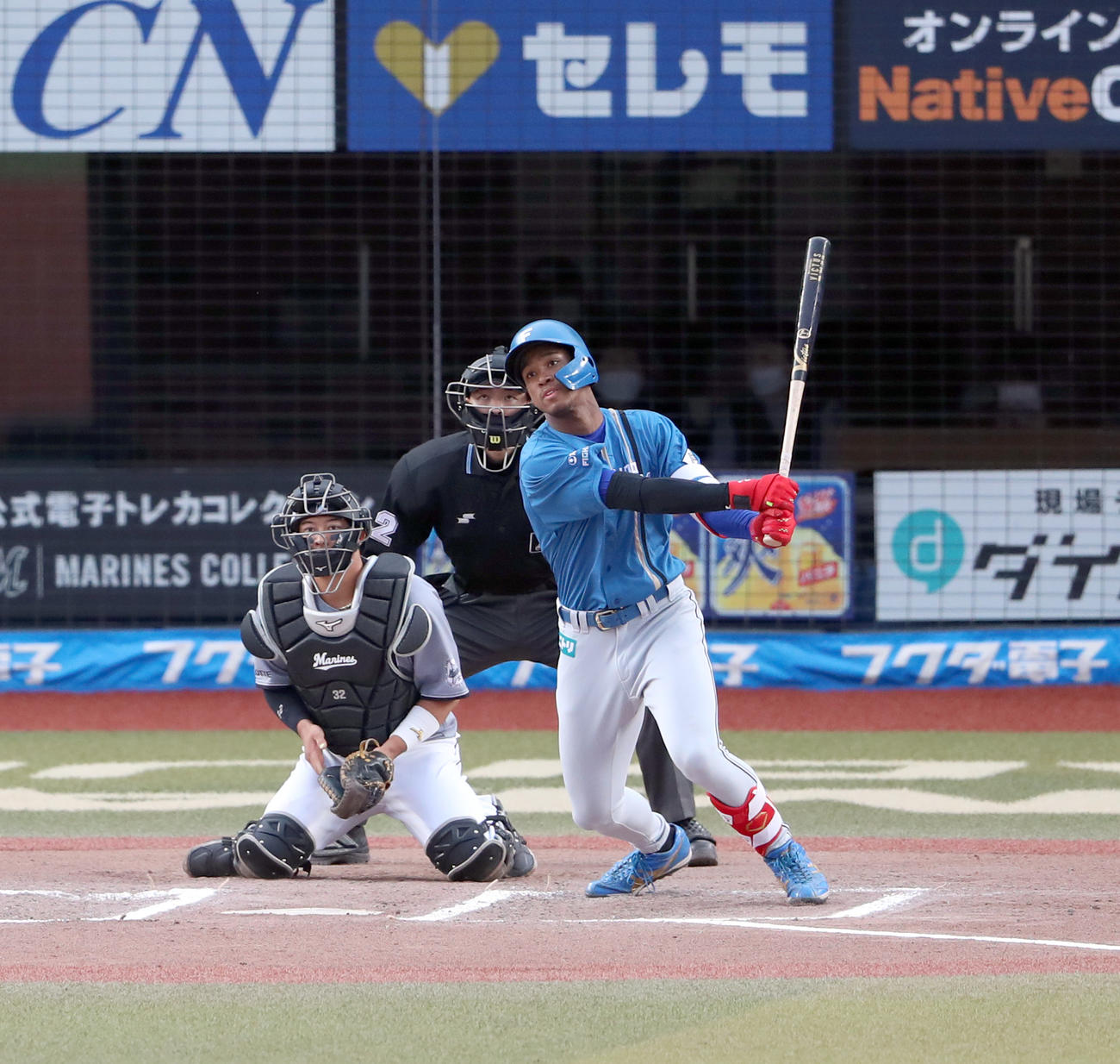 ロッテ対日本ハム　10回表日本ハム無死、万波は決勝の中越えソロ本塁打を放つ（撮影・佐藤翔太）