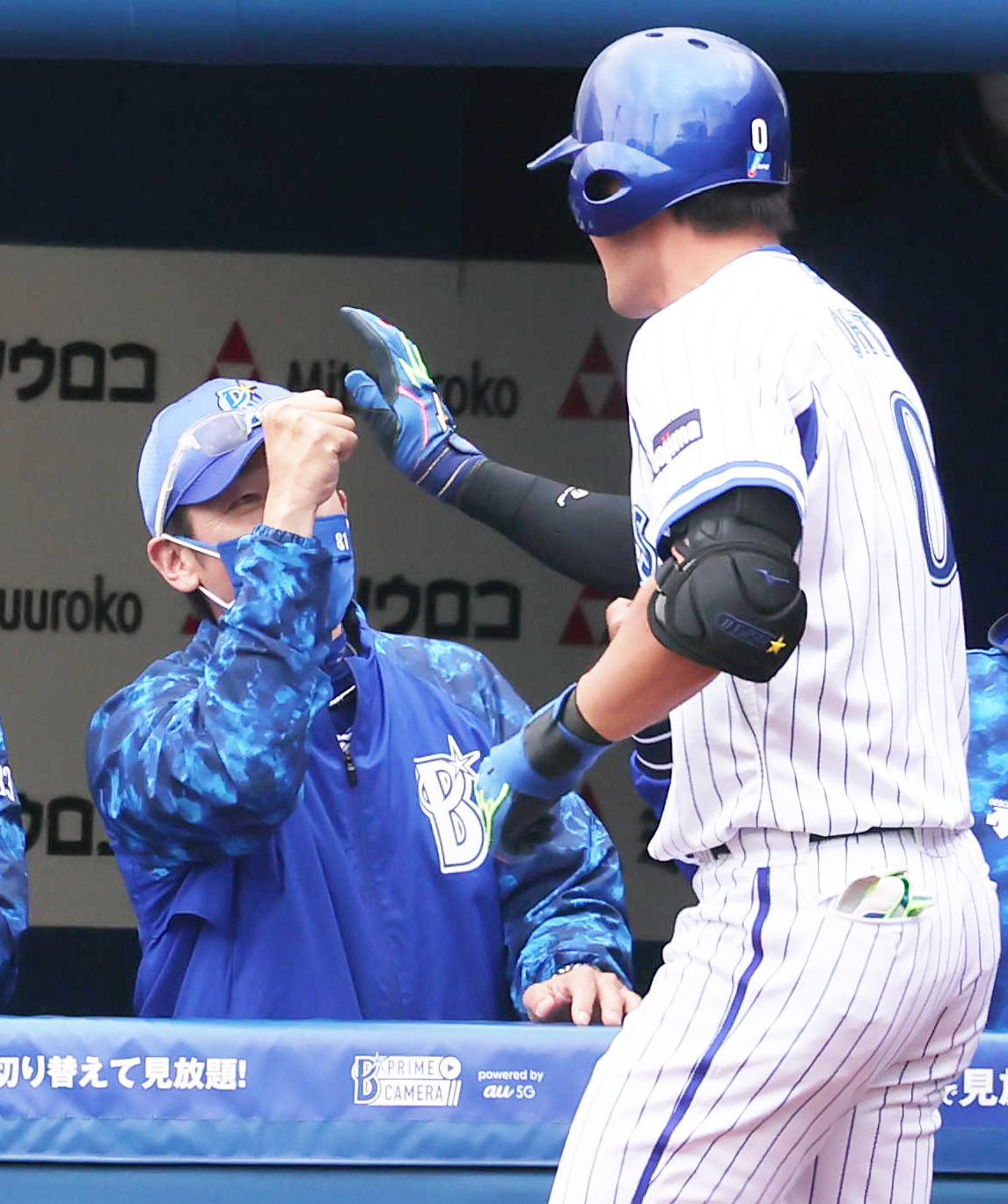 DeNA対ヤクルト　3回裏DeNA2死、左越え先制本塁打を放った大田（手前右）を迎える三浦監督（撮影・野上伸悟）