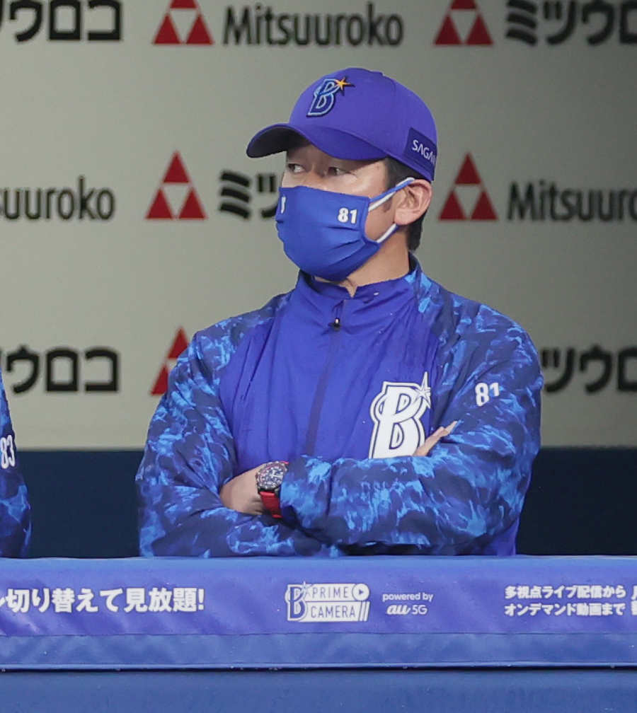DeNA対ヤクルト　ベンチで腕組みするDeNA三浦監督（撮影・野上伸悟）