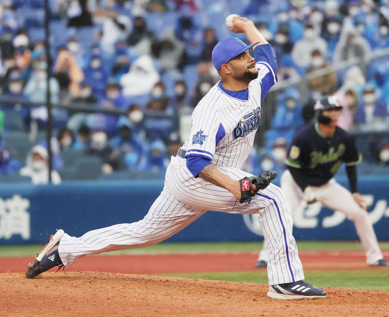 DeNA対ヤクルト　力投するDeNAエスコバー（撮影・野上伸悟）