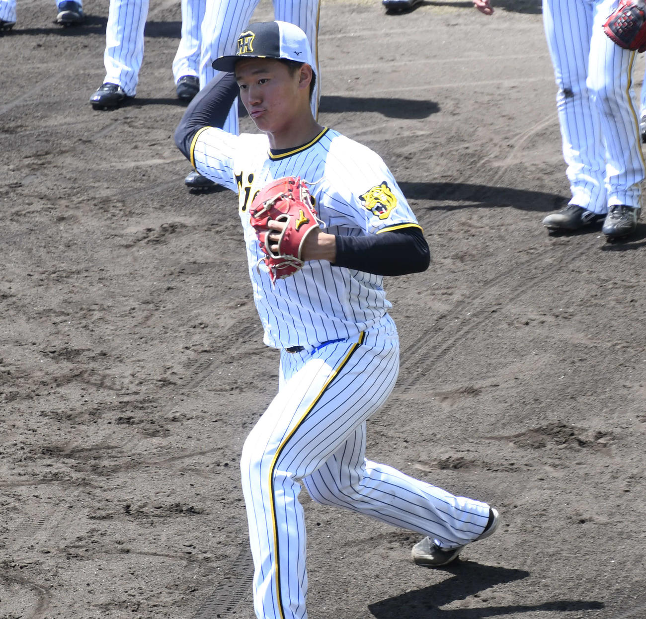 鳴尾浜球場でノックを受ける阪神森木。この日19歳の誕生日を迎えた（撮影・中野椋）