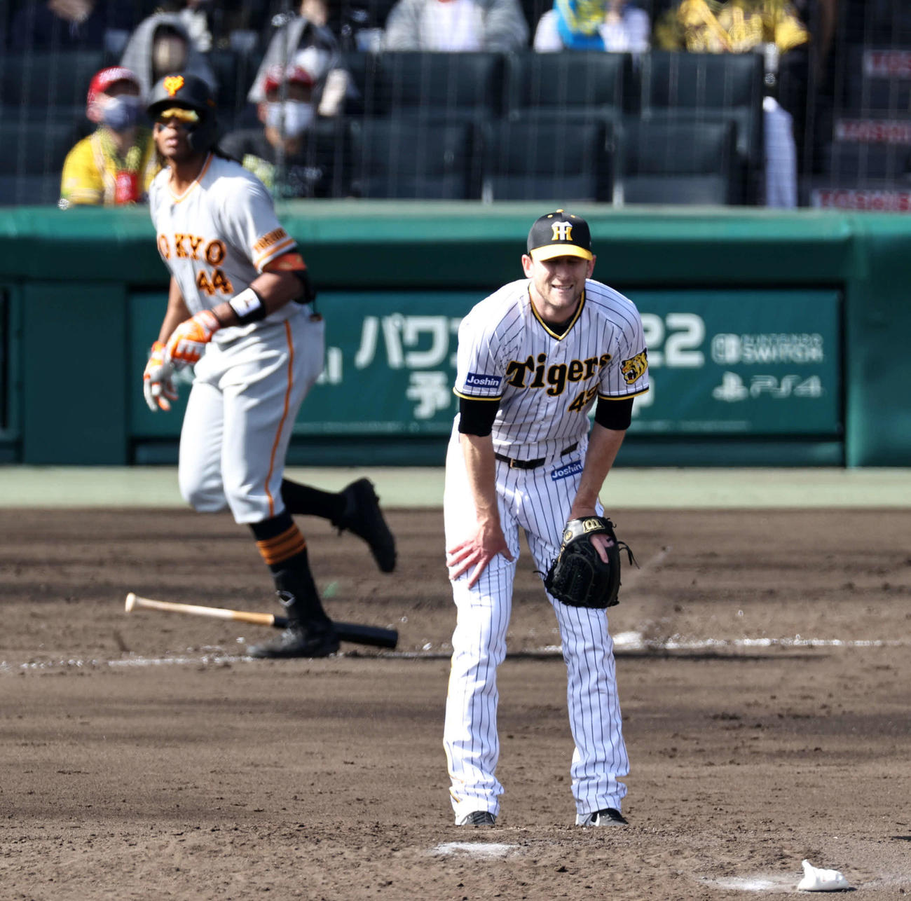 阪神対巨人　4回表巨人2死一、二塁、ガンケル（手前）はウォーカーに左越え3点本塁打を被弾（撮影・加藤哉）