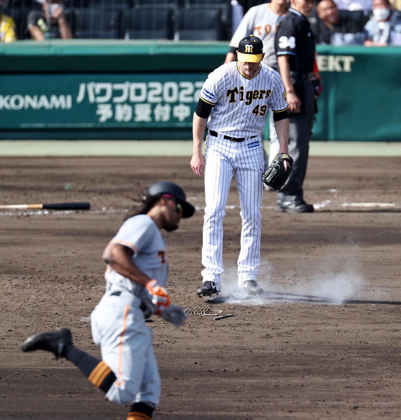 阪神対巨人　4回表巨人2死一、二塁、ガンケルはウォーカーに左越え3点本塁打を被弾（撮影・加藤哉）