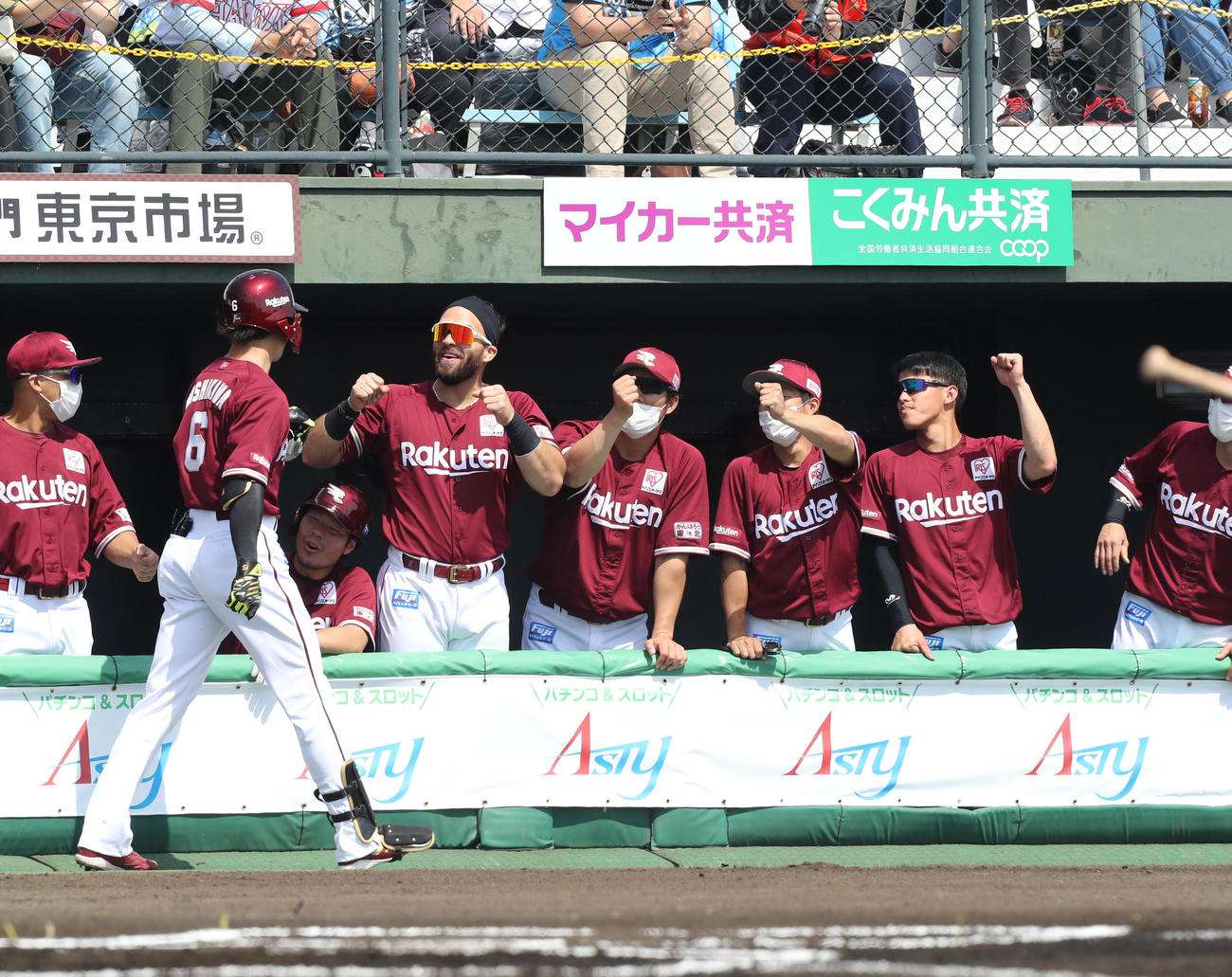 ソフトバンク対楽天　1回表楽天無死、西川は先制の右越え本塁打を放ち、ナインとグータッチをする（撮影・屋方直哉）